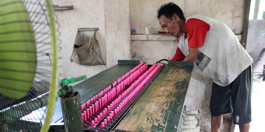 Menengok tempat produksi lilin altar di Malang