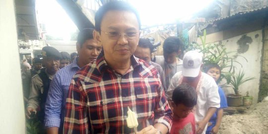 Blusukan ke Cipete, Ahok borong es goyang buat anak-anak