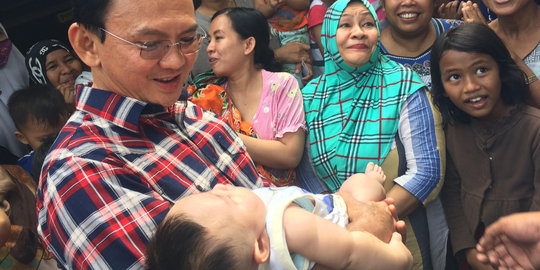 Blusukan ke Cipete, Ahok ditodong warga buat gendong bayi 4 bulan