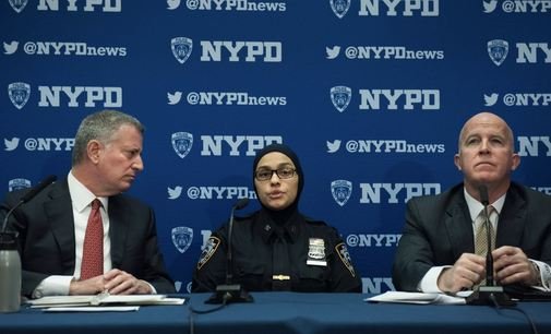 wali kota new york bill de blasio dalam jumpa pers bersama polwan muslimah aml elsokary