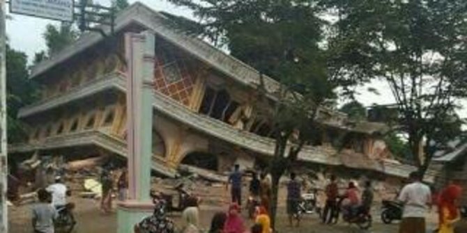 Gempa 6,4 SR di Aceh, SPBU rusak dan kubah masjid jatuh