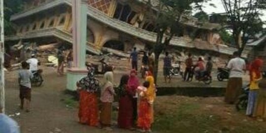 Tunggu alat berat, 3 warga terjebak di reruntuhan toko di Leung Putu