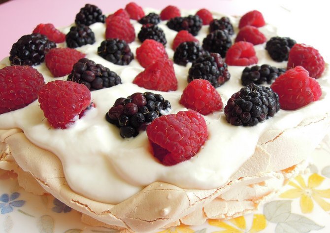 berry pavlova