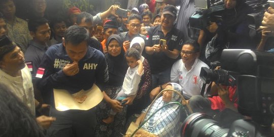 Agus Yudhoyono makan kerak telor spesial, dibuat dari 10 telur