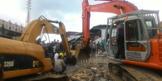 Backhoe bantu evakuasi korban gempa Aceh