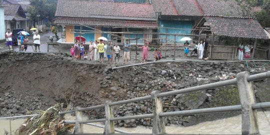 Hujan deras guyur Cilacap, akses jembatan ambruk