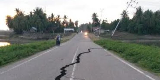 Akibat gempa, jalan lintas nasional di Pidie Jaya terbelah & amblas