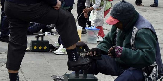 Fenomena tukang semir sepatu bertopeng di Bolivia