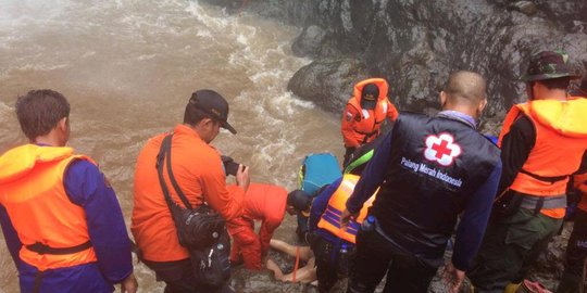 Mandi di sungai Curug Putri Brebes, Ahmad tewas usai terseret arus