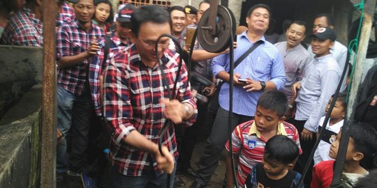 Kisah haru hingga berlinang air mata di markas Ahok