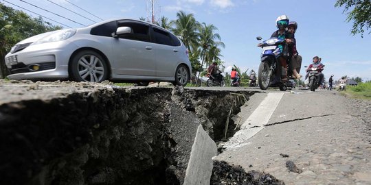 Gempa 6,5 SR sebabkan sejumlah jalanan di Aceh retak