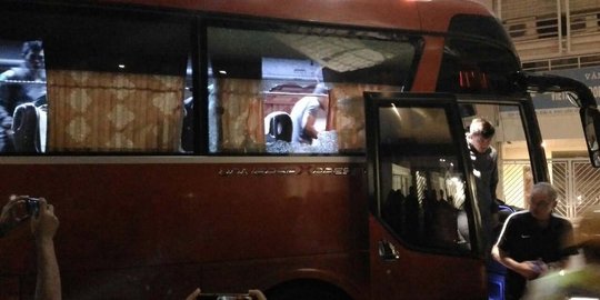 Penampakan bus Timnas Indonesia dilempari batu oleh suporter Vietnam