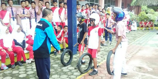 Usai ujian, pelajar SMP 5 Purwokerto rayakan permainan tradisional