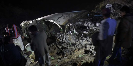 Kondisi hancur lebur pesawat Pakistan Airlines yang jatuh & terbakar