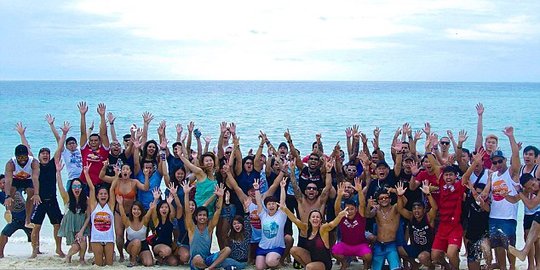 Bos baik hati ajak 100 karyawan liburan gratis ke Maladewa