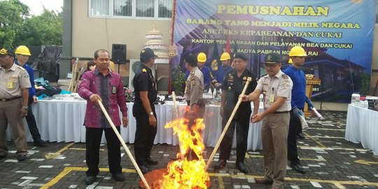 Bea dan Cukai Ngurah Rai bakar ribuan alat peraga seksual