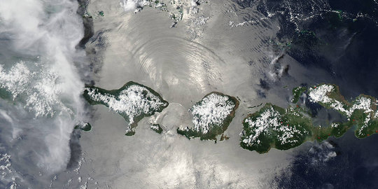 NASA rilis foto Indonesia dari angkasa, lautnya berwarna silver!