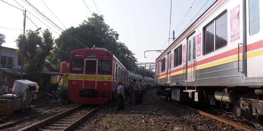 LAA tersambar petir, perjalanan KRL Jatinegara-Manggarai terganggu