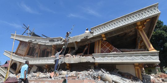 Warga Pidie Jaya gotong-royong bersihkan puing akibat gempa