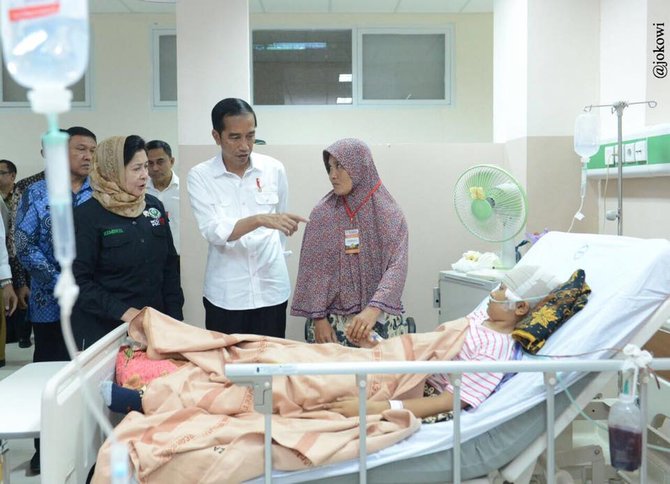 jokowi bersama menkes besuk korban gempa aceh