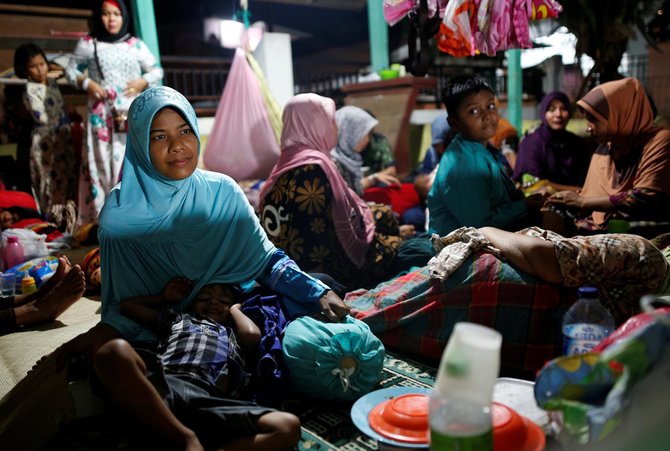 korban gempa aceh di pengungsian