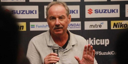 Bus Timnas Indonesia dilempari batu, ini reaksi Riedl