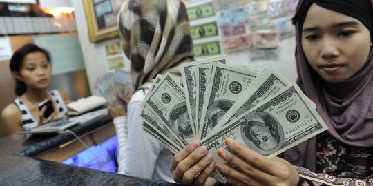 Rupiah kembali sentuh level Rp 13.300-an per USD