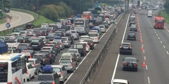 Jelang libur panjang, tol Cikampek mulai dipadati 