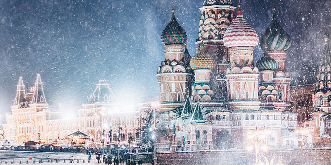 Menikmati Keindahan Malam Di Moskow Kala Diguyur Hujan Salju