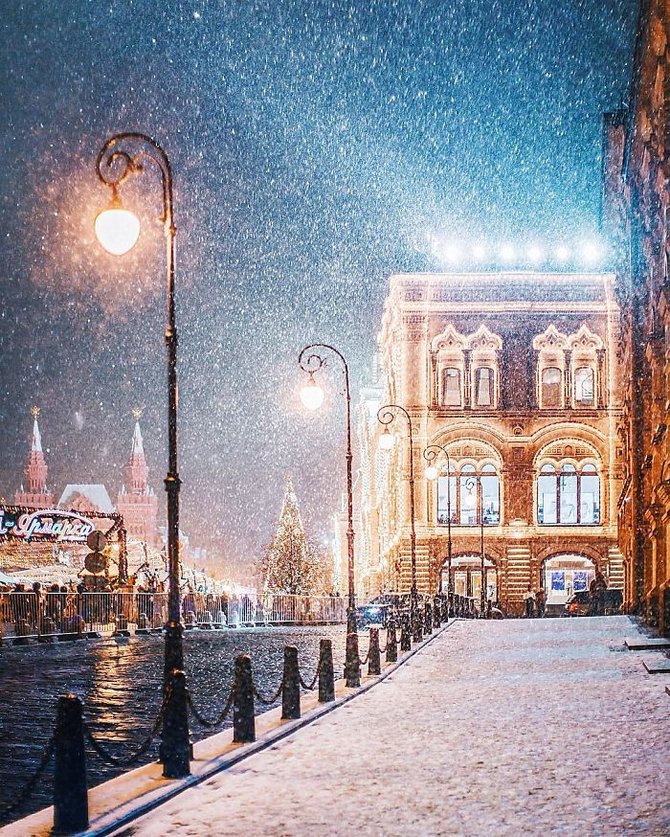 Menikmati Keindahan Malam Di Moskow Kala Diguyur Hujan Salju