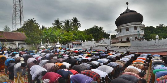 Keprihatinan warga Aceh salat Jumat di tengah reruntuhan masjid