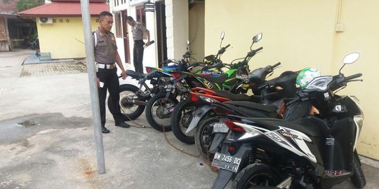 Kapolres ini gembok dan rantai motor 'bodong' anak buahnya