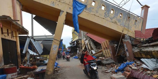 Warga masih nekat lintasi jembatan pasar yang nyaris ambruk di Pidie