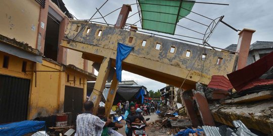 Tertimbun enam jam, korban gempa Aceh diselamatkan warga