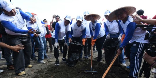 Menteri Rini dan 1.000 warga bersih-bersih pantai Cilacap