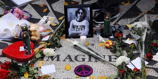 Para musisi peringati hari kematian penyanyi legendaris John Lennon