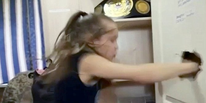 [Video] Bocah perempuan lubangi pintu kamar dengan ratusan pukulan