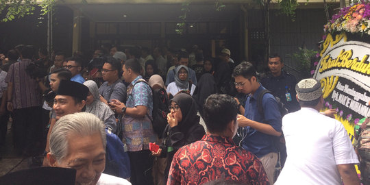 Sejumlah pejabat melayat ke rumah duka almarhum Mar'ie Muhammad