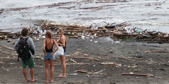 Dari bangkai ikan hingga sampah kayu banjiri pesisir Pantai Kuta