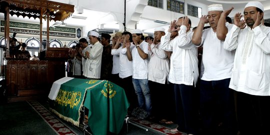 Mari'e Muhammad dimakamkan secara militer di TPU Tanah Kusir