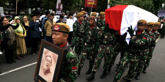 Prajurit TNI AD antar jenazah Mar'ie Muhammad ke TPU Tanah Kusir