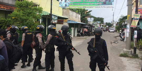 Geledah kantor Nur Solihin, Densus 88 sita sepeda motor dan komputer