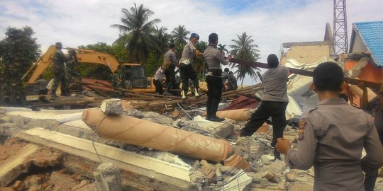 Anggota TNI & Polri kompak bersihkan puing-puing bangunan di Aceh