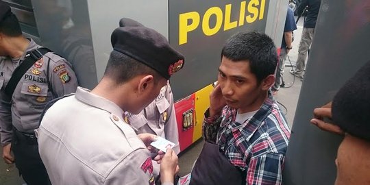 Seorang warga diamankan polisi menjelang sidang kasus Ahok