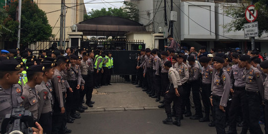 Tak bisa masuk ruang sidang, massa orasi minta Ahok ditahan