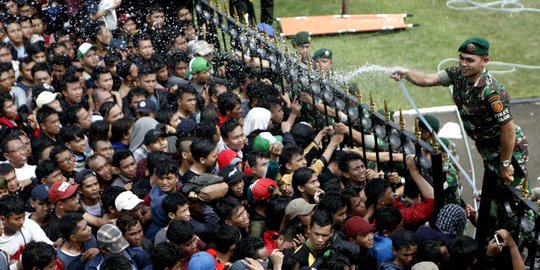 Antrean membeludak, TNI siram pemburu tiket final Piala AFF