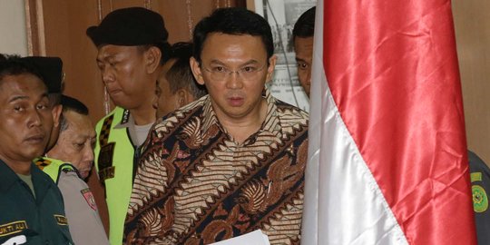 Massa pendukung datang ke persidangan minta Ahok dibebaskan