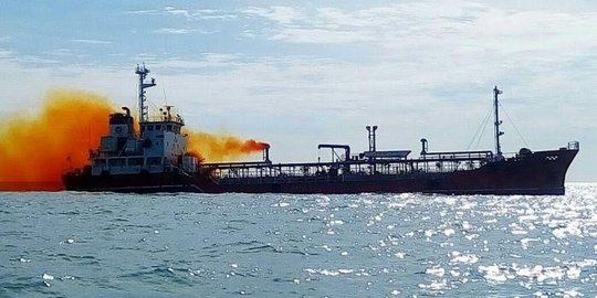 Belasan awak tanker di Serang keracunan saat memuat bahan kimia