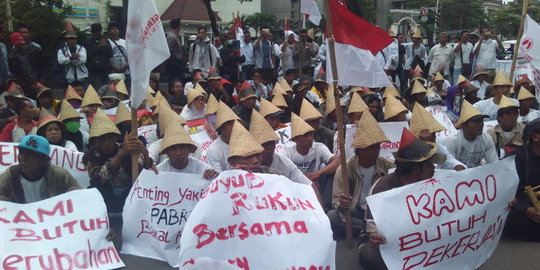 Demo di depan Pemprov Jateng, massa minta pabrik semen dilanjutkan