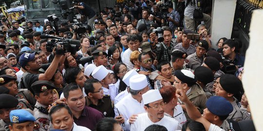 Penampakan lautan manusia saat kawal sidang perdana Ahok